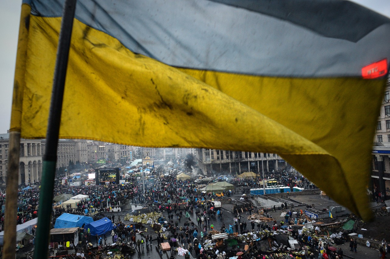 Почему сегодня в украине. Флаг Украины Майдан. Флаги Украины на Майдане 2014. Российские флаги на Майдане. Киев Майдан.